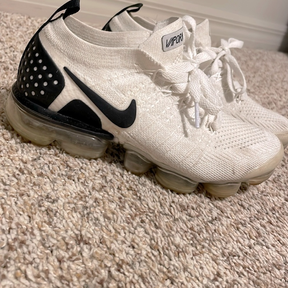 Vapor max women’s size 6
Black and white
Good used condition